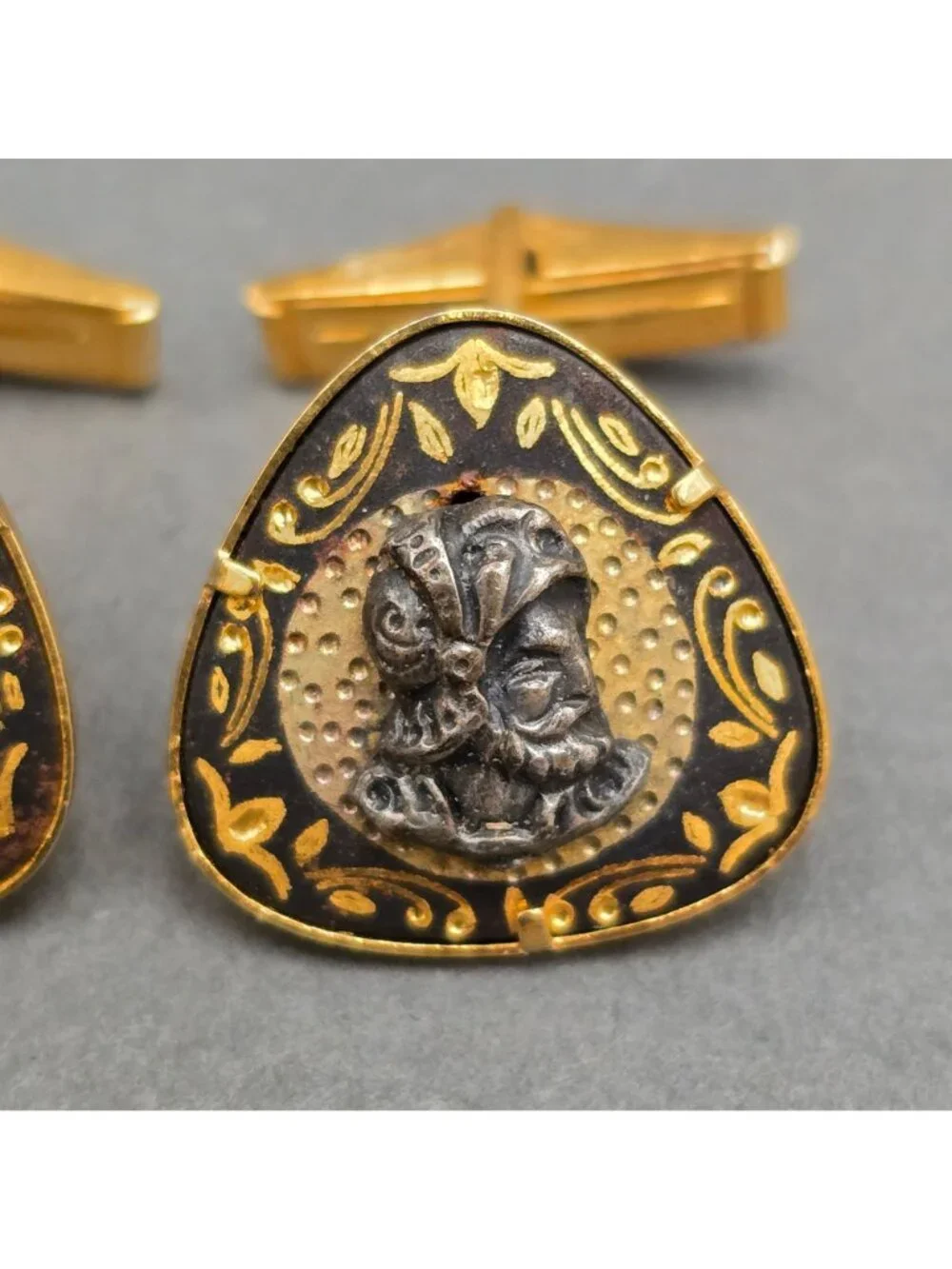 ​Vintage Spanish Damascene Conquistador Cufflinks 24K Gold Inlay Pewter Toledo